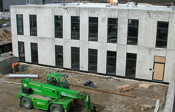 Bei sorgfältig eingeschaltem Beton entstehen Sichtbeton-Elemente, die Büros und Verwaltungsgebäuden eine besondere Optik verschaffen