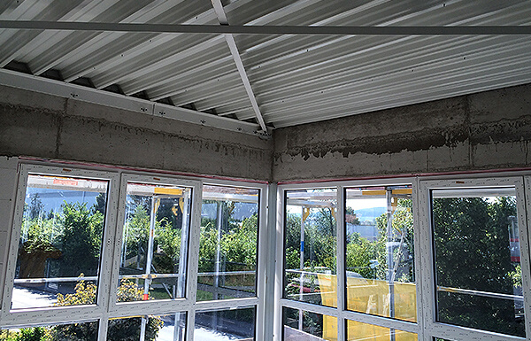 Ein Dach aus Trapezblechen kann auch im Büro ein gute Lösung sein. Abgehängte Gipskarton-Decken lassen die Trapezbleche verschwinden