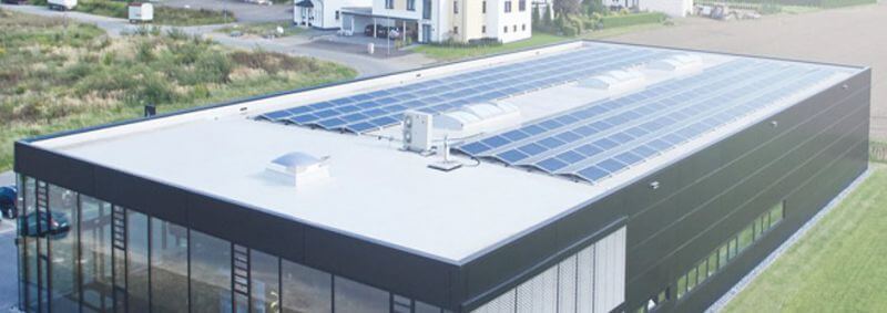 Durch eine Photovoltaikanlage auf dem Dach kann Strom erzeugt werden, die Fläche dient außerdem als Aufstellung für die Klimaanlage