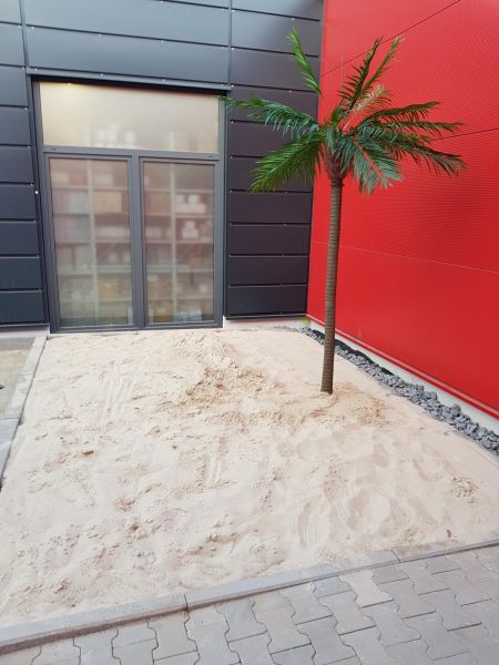 Sandkasten mit Palme zur Beschäftigung der Jüngsten