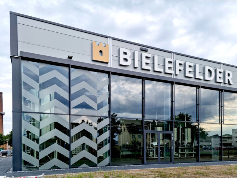 Bielefelder Braumanufaktur Logo Fassade groß Ansicht