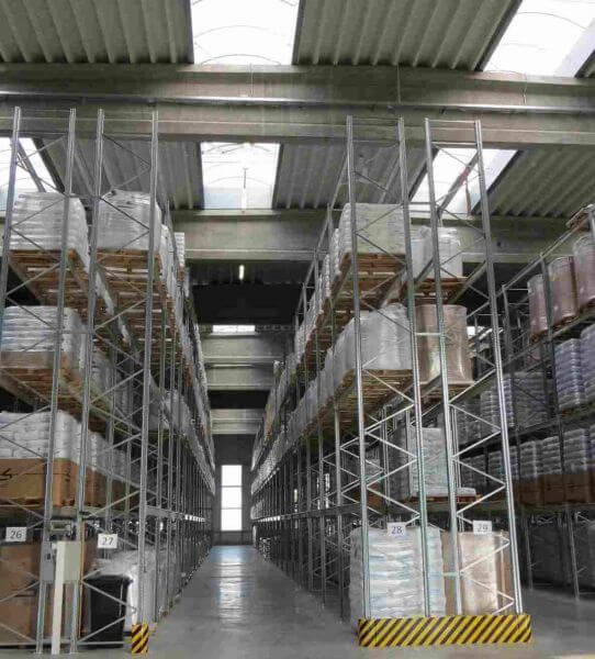 Die hohe Lagerhalle als Betonhalle eignet sich perfekt für die Logistik. Lichtbänder in den Gängen und eine stützenfreie Bauweise sorgen für angenehmes Arbeiten.